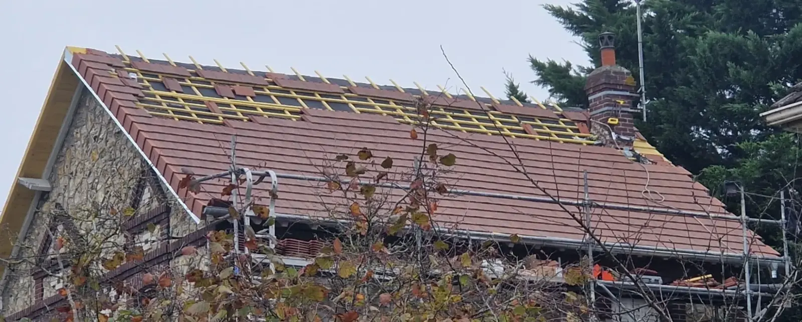 Toiture en tuiles pendant sa rénovation, vue d’en bas