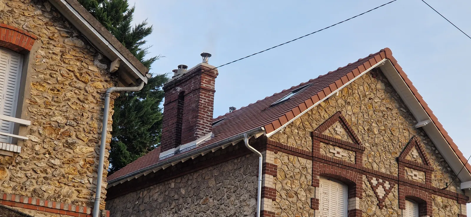 Maison en meulière et brique avec sa toiture en tuiles mécaniques