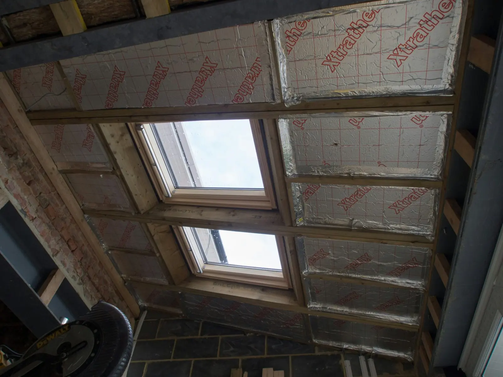 Fenêtres de toit posées entre les chevrons, vues de l’intérieur