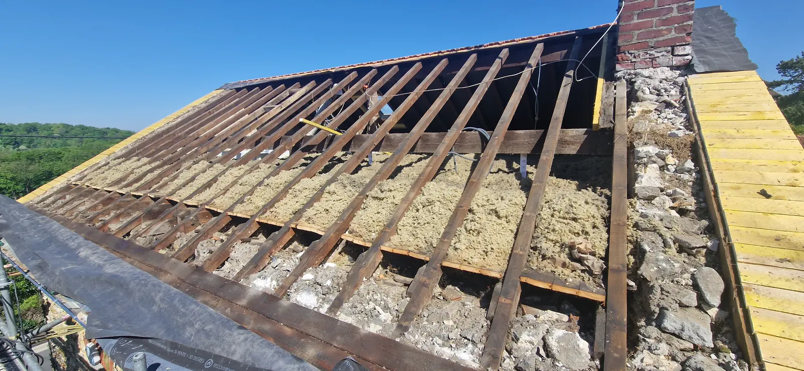 Toiture découverte jusqu’aux chevrons pendant une réfection complète