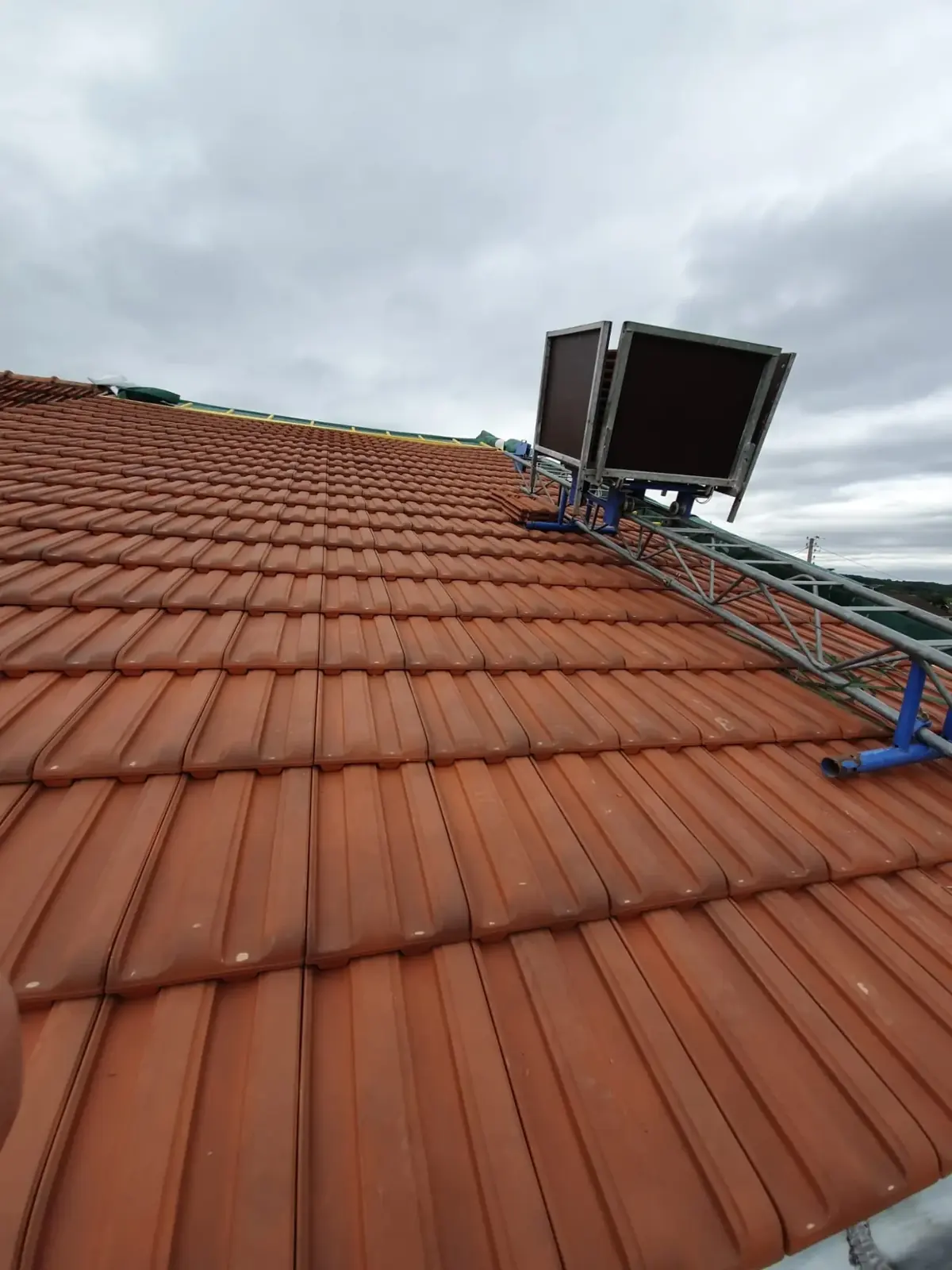 Toiture en tuiles rouges refaite, vue depuis l’échafaudage