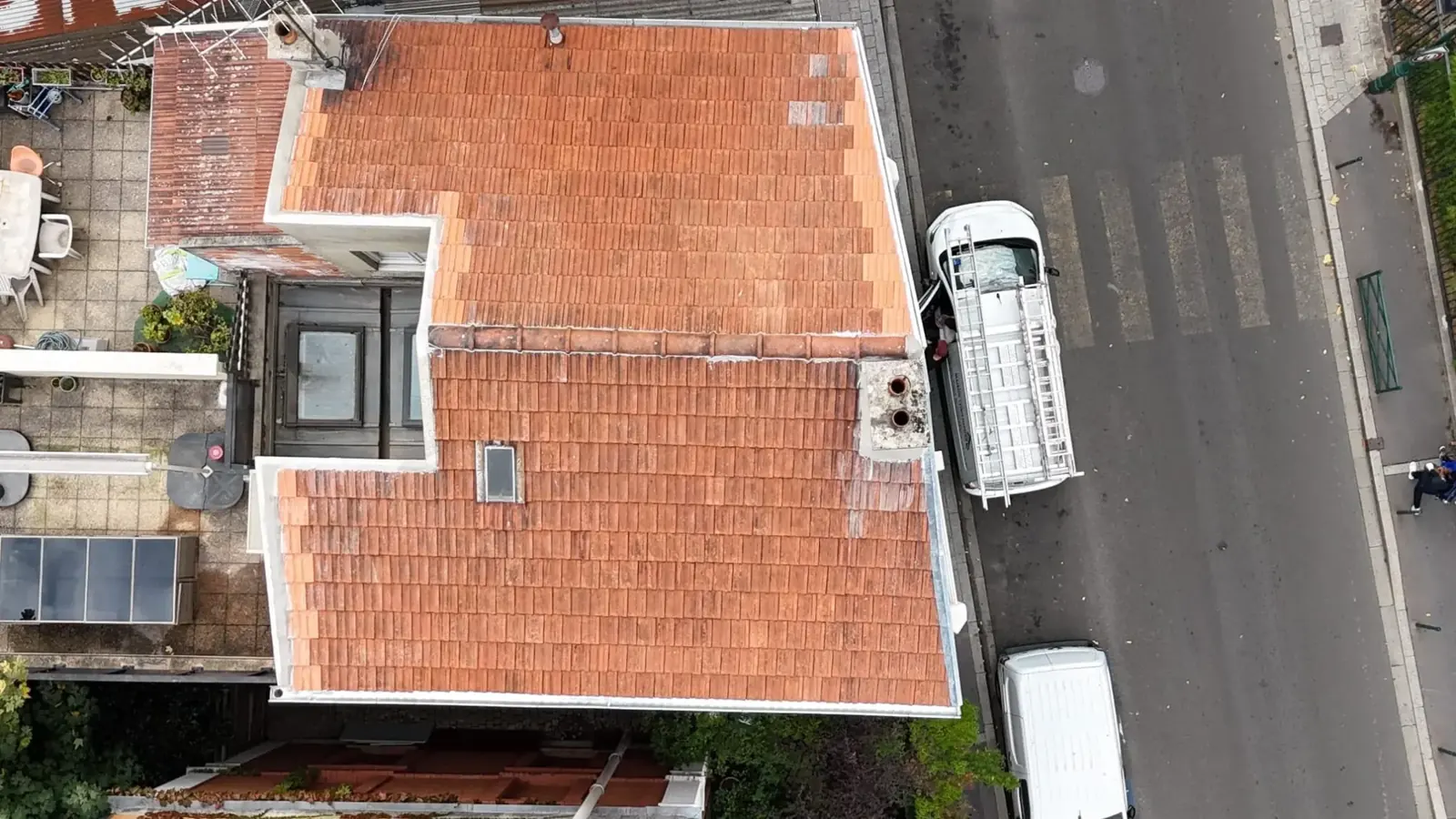 Toiture en tuiles vue du ciel, au-dessus de la rue