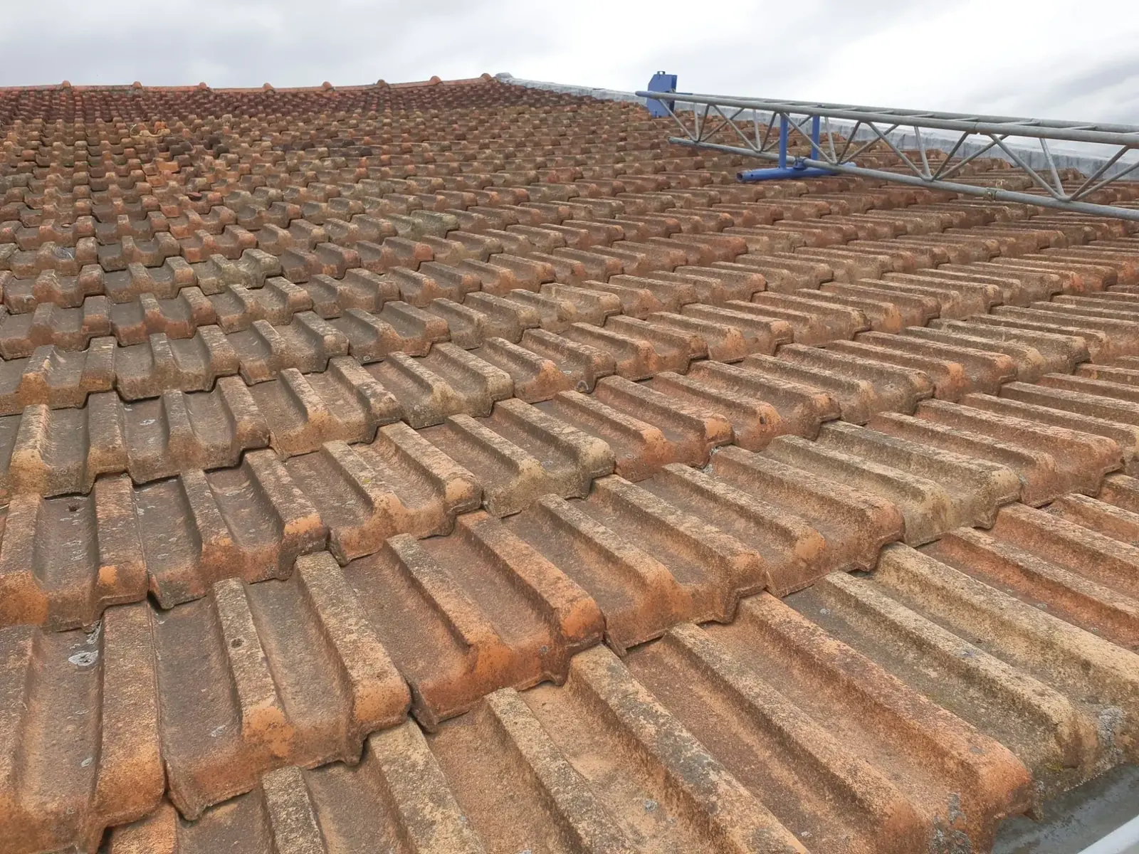 Toiture en tuiles anciennes avant travaux