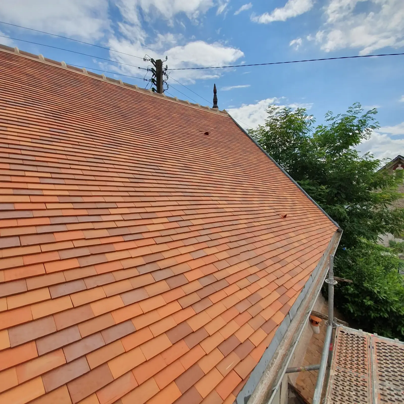 Toiture en tuiles plates rouges propre et entretenue